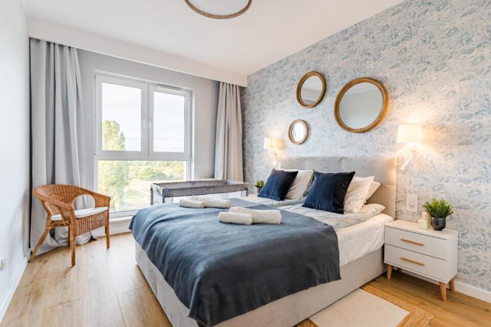 Golden Reagan by Aparo – Nowy Apartament, Winda, Parking, Plaża 500m, Balkon, 2 Sypialnie oraz Salon, Rowerownia, Biurko